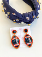 Charger l'image dans la galerie, Boucles d’oreilles de football GameDay perlées bleu marine et orange