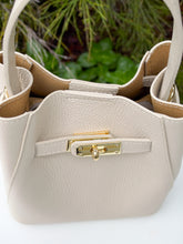 Cargar imagen en el visor de la galería, Ginevra Turn-Lock Leather Bucket Bag | Ivory