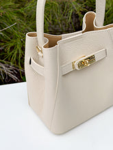 Cargar imagen en el visor de la galería, Ginevra Turn-Lock Leather Bucket Bag | Ivory