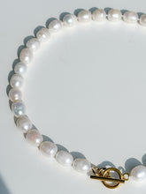 Cargar imagen en el visor de la galería, Fresh Water Pearls Knotted Necklace
