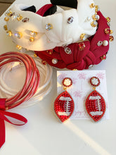 Cargar imagen en el visor de la galería, Pendientes de fútbol GameDay con cuentas rojas carmesí y blancas