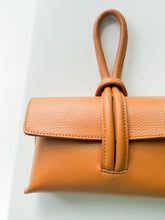 Cargar imagen en el visor de la galería, Wristlet Leather Handbag | Camel