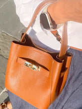 Cargar imagen en el visor de la galería, Ginevra Turn-Lock Leather Bucket Bag | Camel