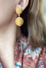 Cargar imagen en el visor de la galería, Lantern Raffia Earrings | Caramel