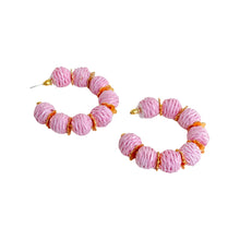 Cargar imagen en el visor de la galería, Pendientes de aro de rafia | Rosa claro