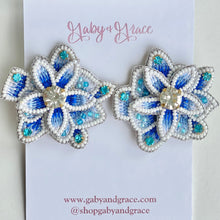 Cargar imagen en el visor de la galería, Pendientes Julia de flores azules y blancas