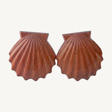 Charger l&#39;image dans la galerie, Coastal Fall Wooden Seashell Earrings

