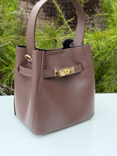 Cargar imagen en el visor de la galería, Ginevra Turn-Lock Leather Bucket Bag | Chocolate
