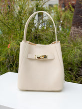 Cargar imagen en el visor de la galería, Ginevra Turn-Lock Leather Bucket Bag | Ivory
