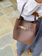 Cargar imagen en el visor de la galería, Ginevra Turn-Lock Leather Bucket Bag | Chocolate
