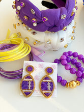 Charger l&#39;image dans la galerie, Boucles d’oreilles de football GameDay perlées violettes et dorées
