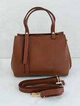 Charger l'image dans la galerie, Classic and Timeless Leather Handbag | Camel
