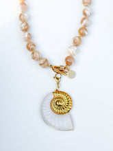 Charger l'image dans la galerie, Seashell Gold Charm Pendant
