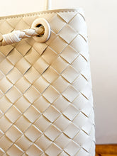 Cargar imagen en el visor de la galería, Genevieve Leather Handbag | Cloud Dancer
