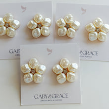 Cargar imagen en el visor de la galería, Pearl and Stone Flower Studs
