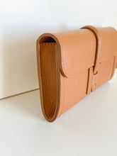 Cargar imagen en el visor de la galería, Romina Leather Envelope Clutch Handbag | Camel
