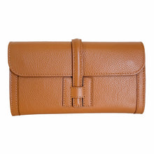 Cargar imagen en el visor de la galería, Romina Leather Envelope Clutch Handbag | Camel
