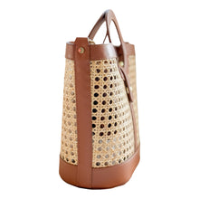 Cargar imagen en el visor de la galería, La Rochelle Cane Rattan Handbag | Chesnut
