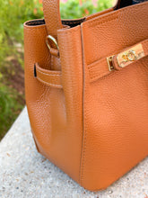 Cargar imagen en el visor de la galería, Ginevra Turn-Lock Leather Bucket Bag | Camel
