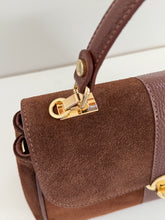 Cargar imagen en el visor de la galería, Freya Suede Top-Handle Bag | Coffee
