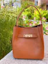 Cargar imagen en el visor de la galería, Ginevra Turn-Lock Leather Bucket Bag | Camel
