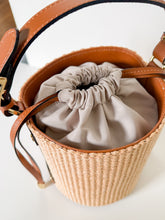 Charger l'image dans la galerie, Raffia and Leather Bucket Handbag | Brown
