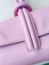 Cargar imagen en el visor de la galería, Wristlet Leather Handbag | Pink Bubblegum

