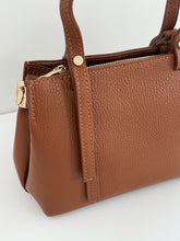 Charger l'image dans la galerie, Classic and Timeless Leather Handbag | Camel
