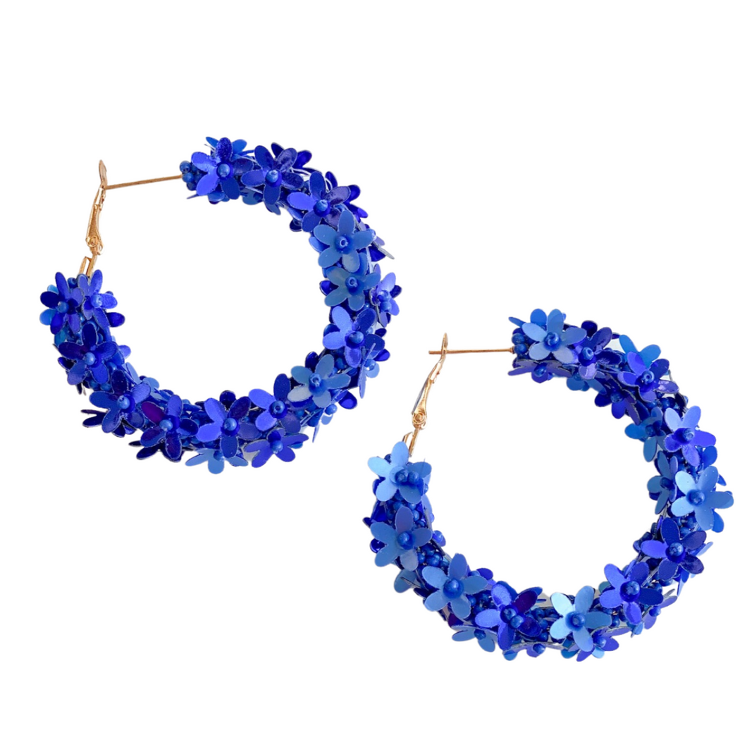 Boucles d’oreilles créoles à paillettes de fleurs | Bleu royal