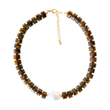 Load image into Gallery viewer, Brown Tortoise Square Beads with Center Pearl
