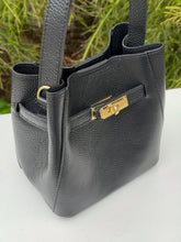 Cargar imagen en el visor de la galería, Ginevra Turn-Lock Leather Bucket Bag | Black
