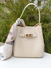 Cargar imagen en el visor de la galería, Ginevra Turn-Lock Leather Bucket Bag | Ivory
