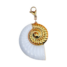 Charger l'image dans la galerie, Seashell Gold Charm Pendant
