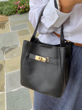Cargar imagen en el visor de la galería, Ginevra Turn-Lock Leather Bucket Bag | Black
