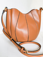 Charger l'image dans la galerie, Tulip Bucket Leather Handbag | Brown
