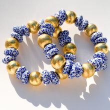 Charger l'image dans la galerie, Blue &amp; White Ashanti Beads &amp; Brushed Gold Stretch Bracelet

