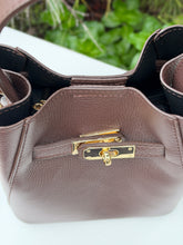 Cargar imagen en el visor de la galería, Ginevra Turn-Lock Leather Bucket Bag | Chocolate
