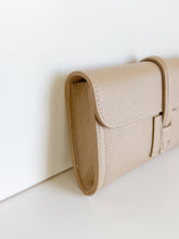 Cargar imagen en el visor de la galería, Romina Leather Envelope Clutch Handbag | Beige
