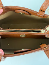 Charger l'image dans la galerie, Classic and Timeless Leather Handbag | Camel

