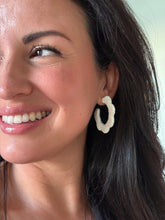Load image into Gallery viewer, Scalloped Raffia Hoop Earrings | White
