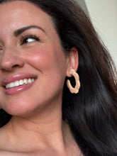 Load image into Gallery viewer, Scalloped Raffia Hoop Earrings | Natural
