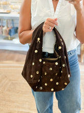 Cargar imagen en el visor de la galería, Modena Suede Gold Shoulder Handbag | Chocolate

