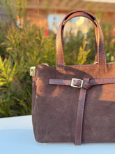 Charger l'image dans la galerie, Suede Carlota Handbag | Chocolate
