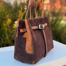 Charger l'image dans la galerie, Suede Carlota Handbag | Chocolate
