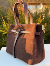 Charger l'image dans la galerie, Suede Carlota Handbag | Chocolate
