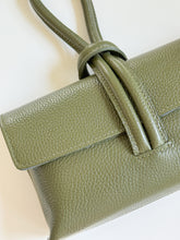 Cargar imagen en el visor de la galería, Wristlet Leather Handbag | Olive
