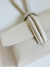 Cargar imagen en el visor de la galería, Wristlet Leather Handbag | Cream
