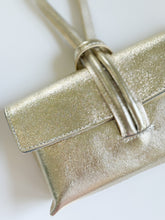 Cargar imagen en el visor de la galería, Wristlet Leather Handbag | Metallic Gold
