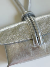 Cargar imagen en el visor de la galería, Wristlet Leather Handbag | Metallic Silver
