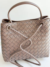 Cargar imagen en el visor de la galería, Genevieve Leather Handbag | Taupe
